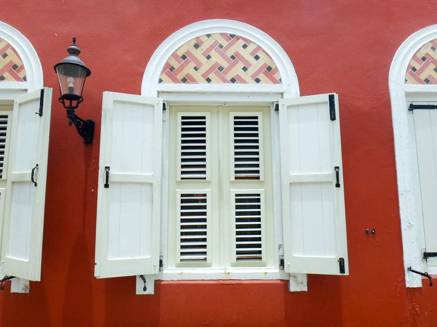 willemstad kura hulanda janela - O Museu Kura Hulanda em Curaçao