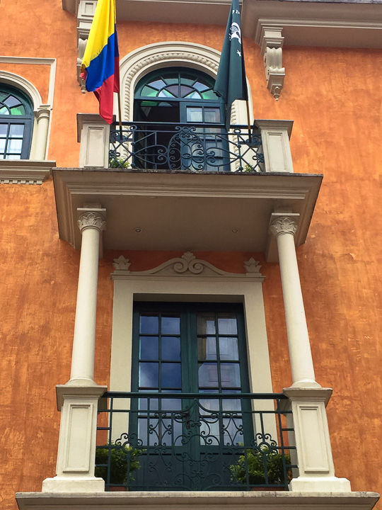 bogota janela bandeira - Dicas de Bogotá: viagem com charme no meio do caos