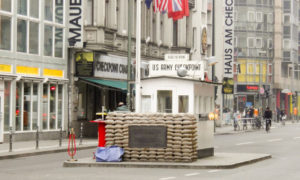 Foto da semana: o famoso Checkpoint Charlie em Berlim