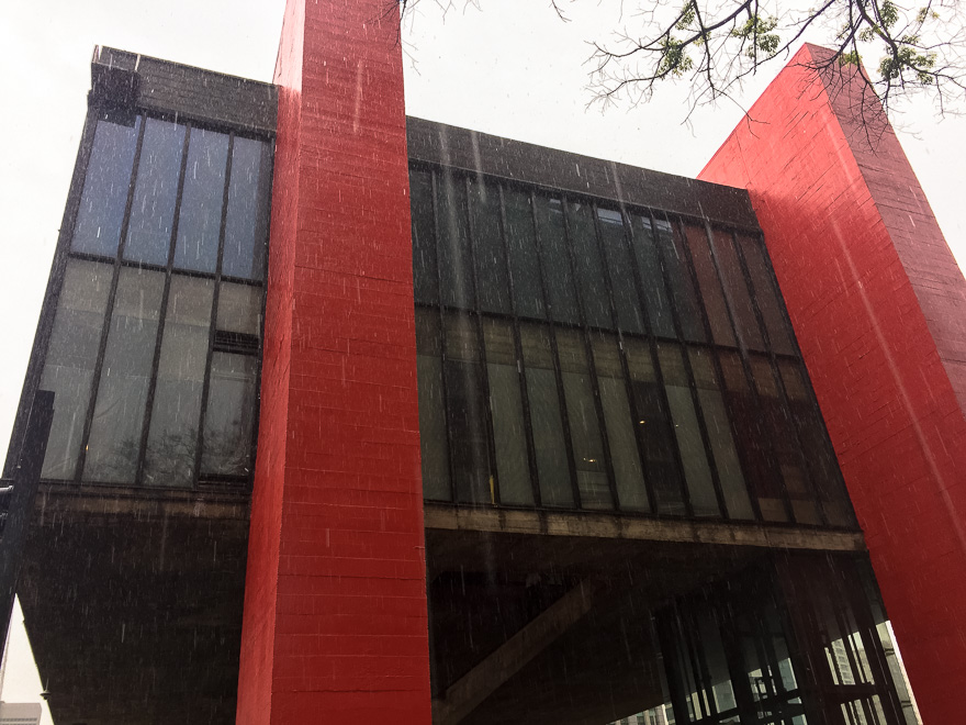 masp fachada chuva - O MASP São Paulo: visitando um dos melhores museus do Brasil