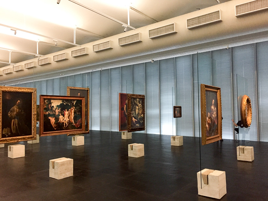 masp sala exposicao quadros cavalete transparente - O MASP São Paulo: visitando um dos melhores museus do Brasil