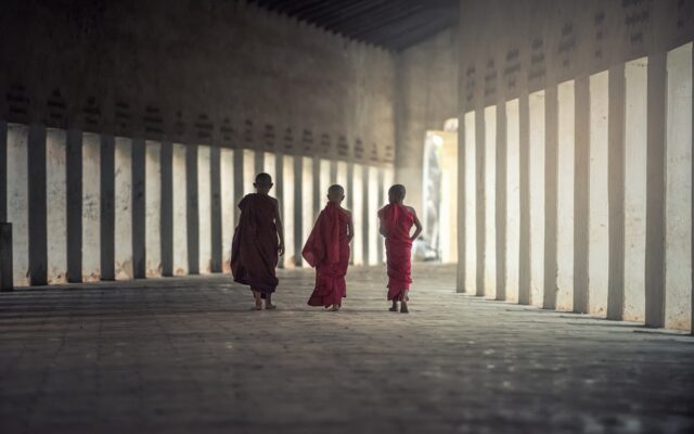 crianças budistas viagem e respeito cultural