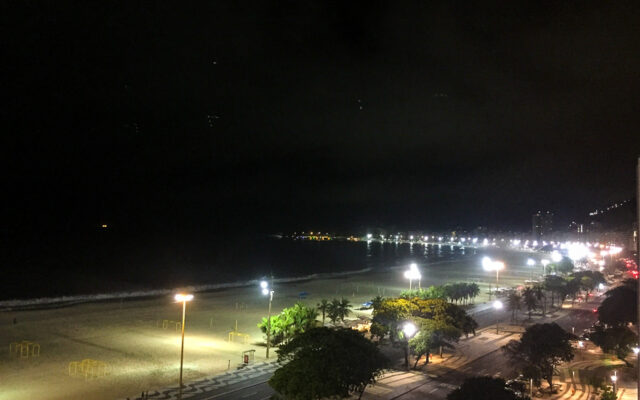 hoteis romanticos rio de janeiro vista do quarto de noite do hotel copacabana palace simbolos do rio de janeiro