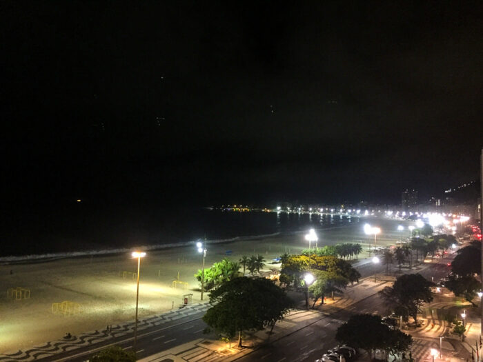 hoteis romanticos rio de janeiro vista do quarto de noite do hotel copacabana palace simbolos do rio de janeiro