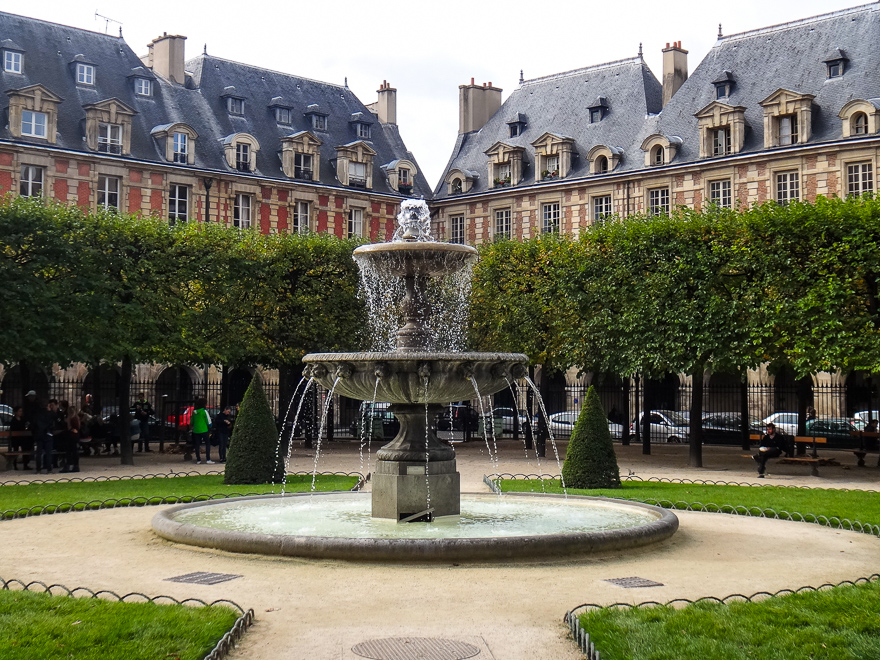 jardins em paris prac%CC%A7a de vosges - Jardins em Paris: top 5 para relaxar à moda parisiense