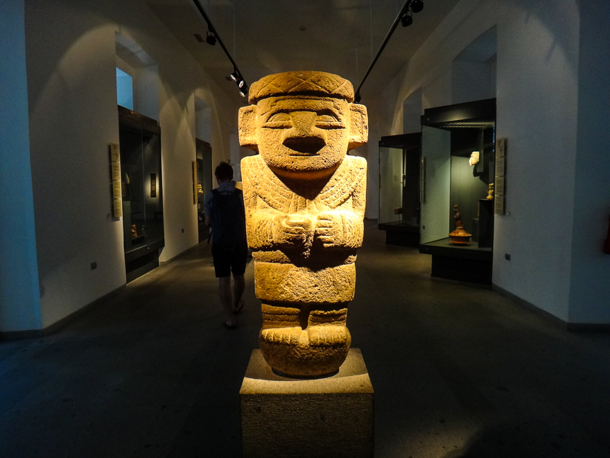 museu chileno de arte precolombino estatua iluminada - Museu Chileno de Arte Precolombino - Museum Week