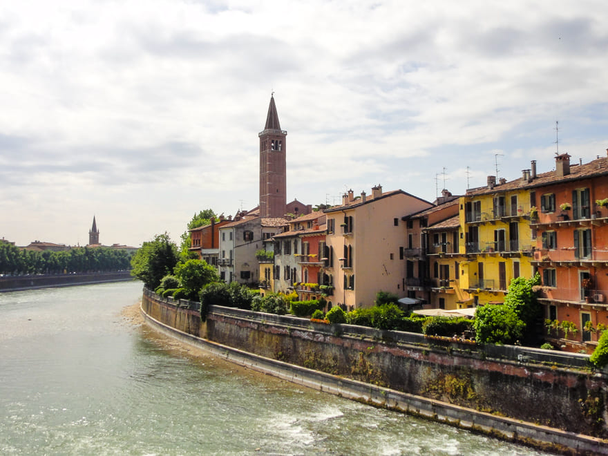 1 dia em verona rio casas coloridas - Roteiro de 1 dia em Verona para sonhar. O que fazer em Verona?[8on8]