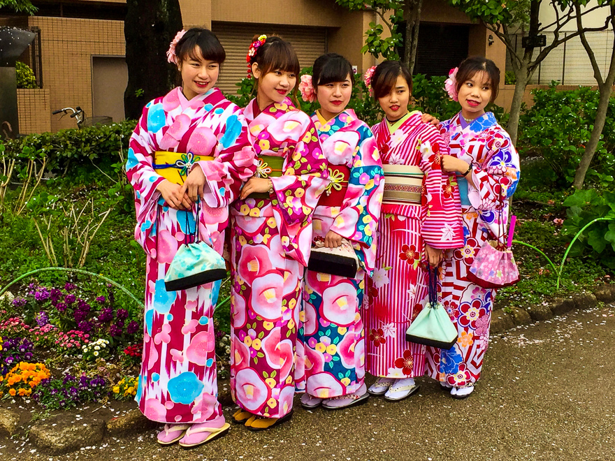 meninas roupa tradicional parque viagem japão