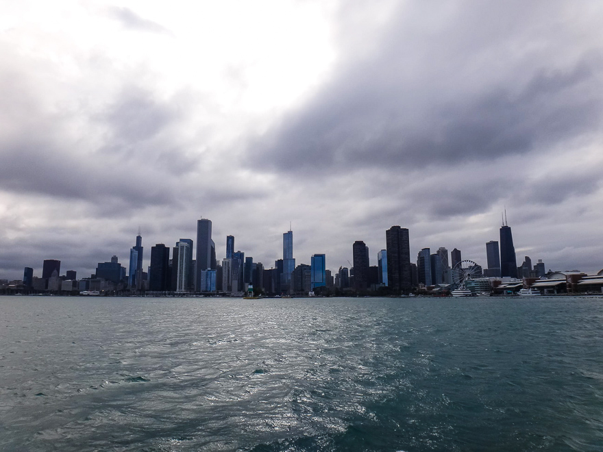 passeio de barco chicago skyline distante - Passeio de barco em Chicago - arquitetura e muito mais [8on8]