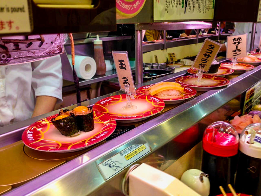 comer no japao kaiten - Comer no Japão: como é a experiência? Dicas práticas! [8on8]