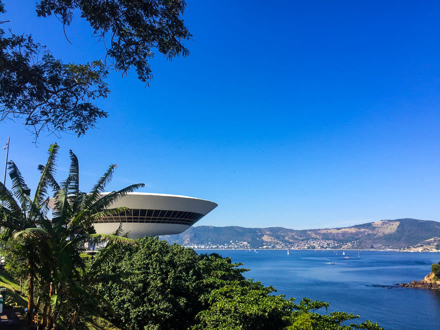 mac niteroi vista panorama - MAC Niterói, o lindo Museu de Arte Contemporânea de Niterói