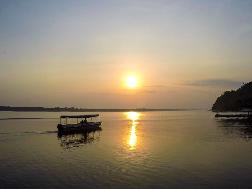 nascer do sol na amazonia amanhecer barco - Nascer do sol na Amazônia: uma experiência mágica [8on8]