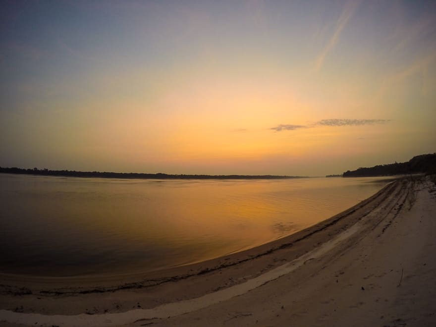 nascer do sol na amazonia praia rio dourada - Nascer do sol na Amazônia: uma experiência mágica [8on8]