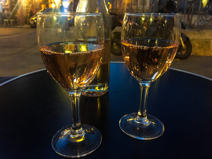 beber vinho em bistro de paris lugares romanticos