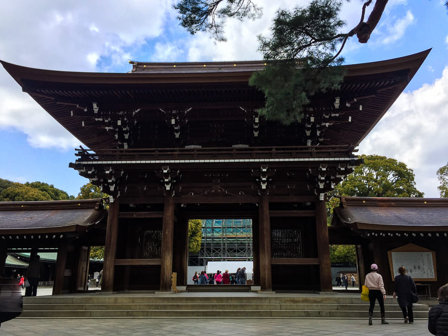 santuario meiji toquio detalhe templo - Um óasis de paz no Santuário Meiji de Tóquio
