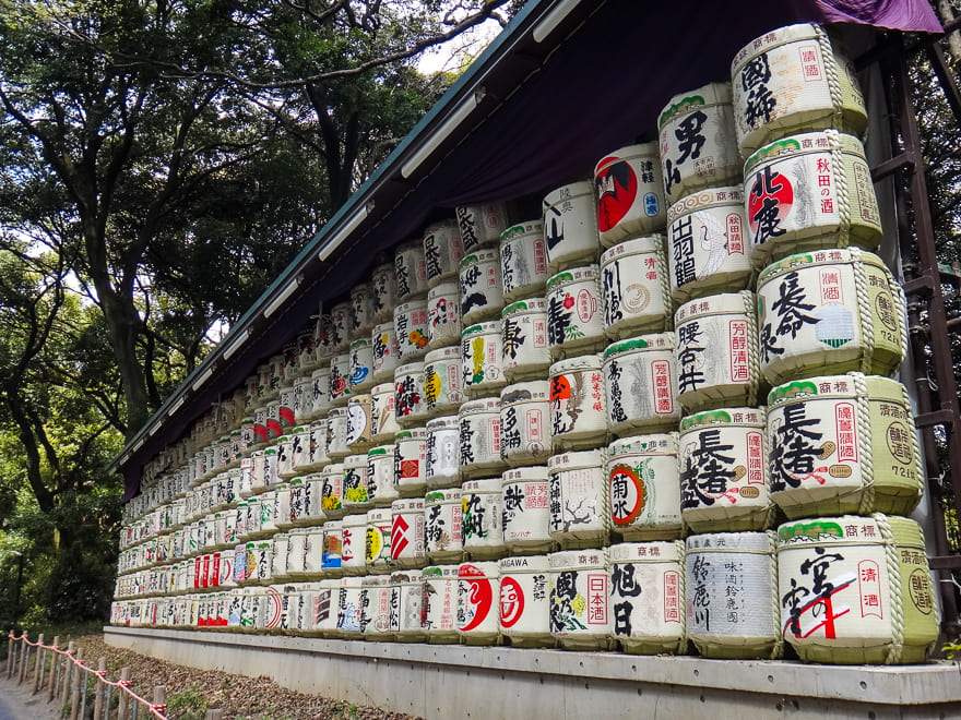 santuario meiji toquio parede barril saque - Um óasis de paz no Santuário Meiji de Tóquio