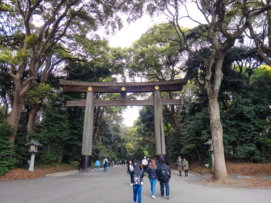 santuario meiji toquio torii entrada parque - Um óasis de paz no Santuário Meiji de Tóquio