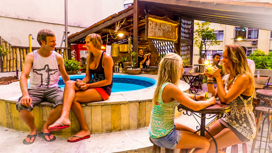 hostel che lagarto copacabana piscina bar - Hostels no Rio de Janeiro baratos: 5 dicas para aproveitar o Carnaval
