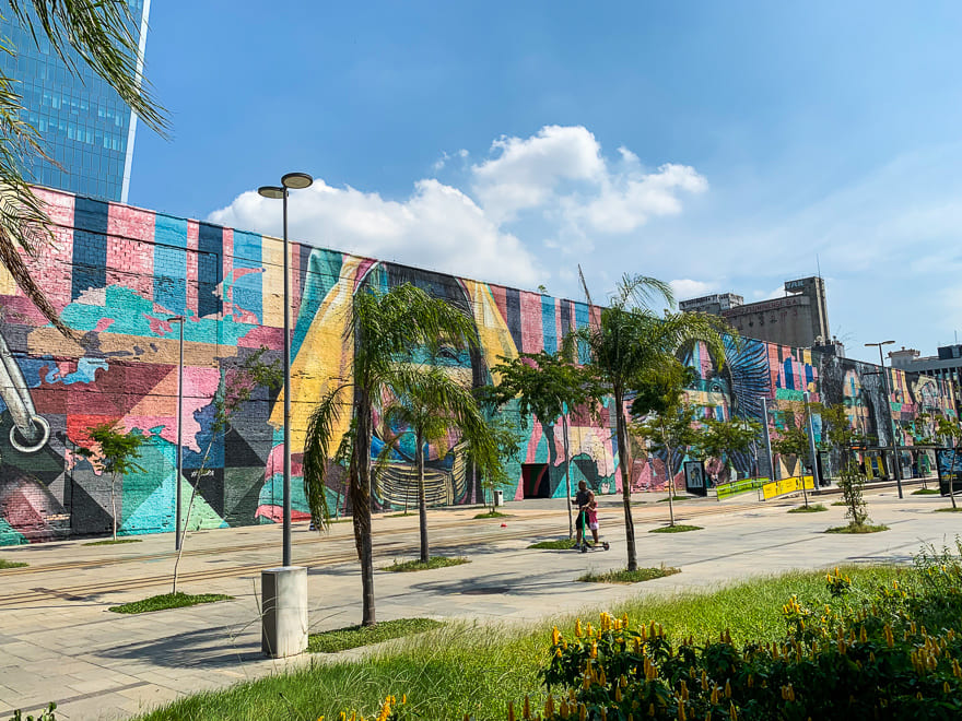 tour pequena africa no rio de janeiro mural kobra - Onde ficar no Rio de Janeiro: melhores bairros e hotéis