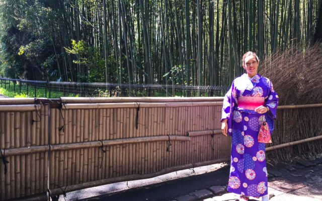 vestida com uma roupa tradicional japonesa em kyoto viagem