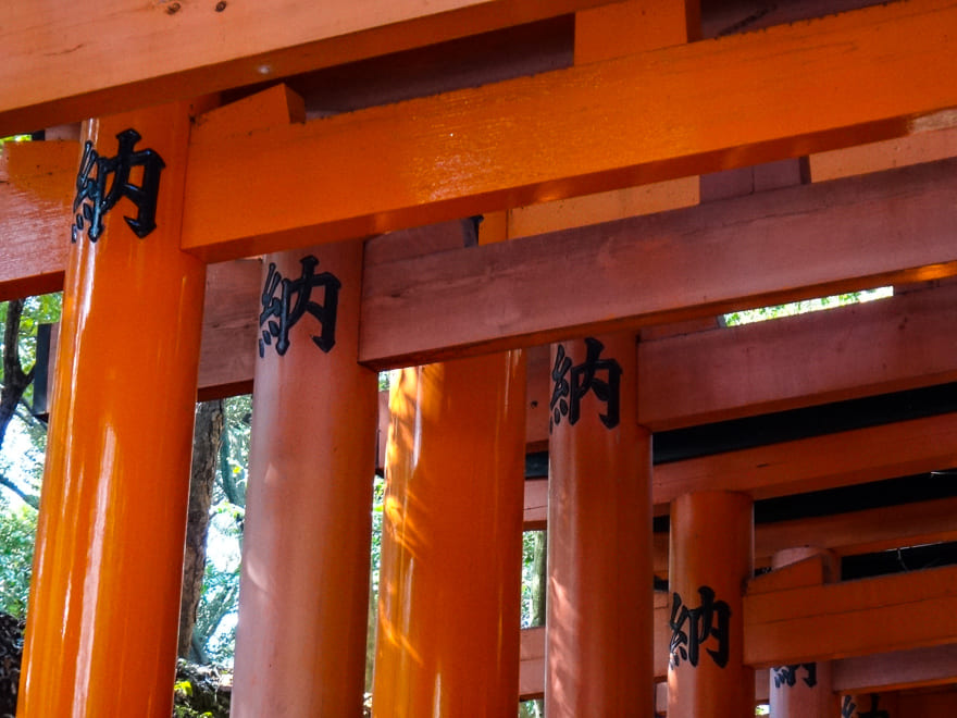 fushimi inari em kyoto detalhe tunel torii - Visite o Santuário Fushimi Inari em Kyoto Japão