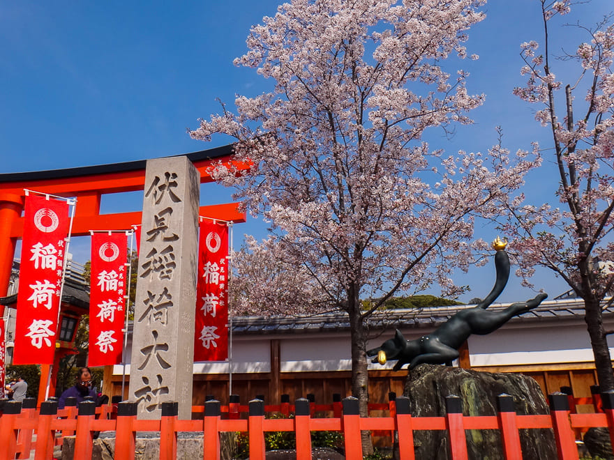 fushimi inari em kyoto entrada raposa - Visite o Santuário Fushimi Inari em Kyoto Japão