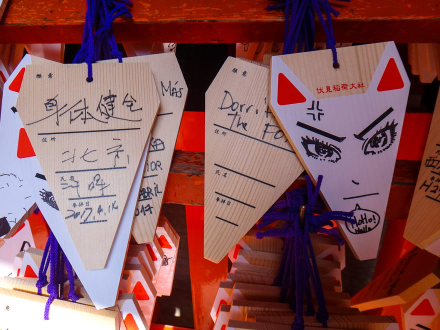 fushimi inari em kyoto placa desejos - Visite o Santuário Fushimi Inari em Kyoto Japão