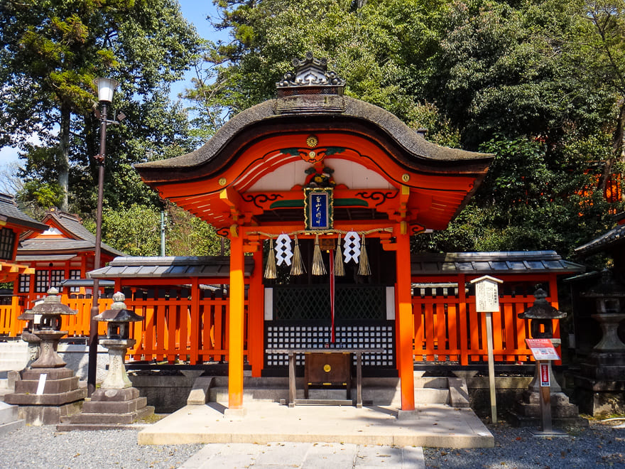 fushimi inari em kyoto predio santuario - Visite o Santuário Fushimi Inari em Kyoto Japão