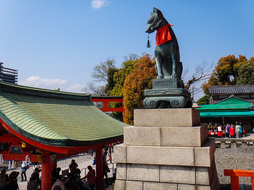 fushimi inari em kyoto raposa alto - Visite o Santuário Fushimi Inari em Kyoto Japão