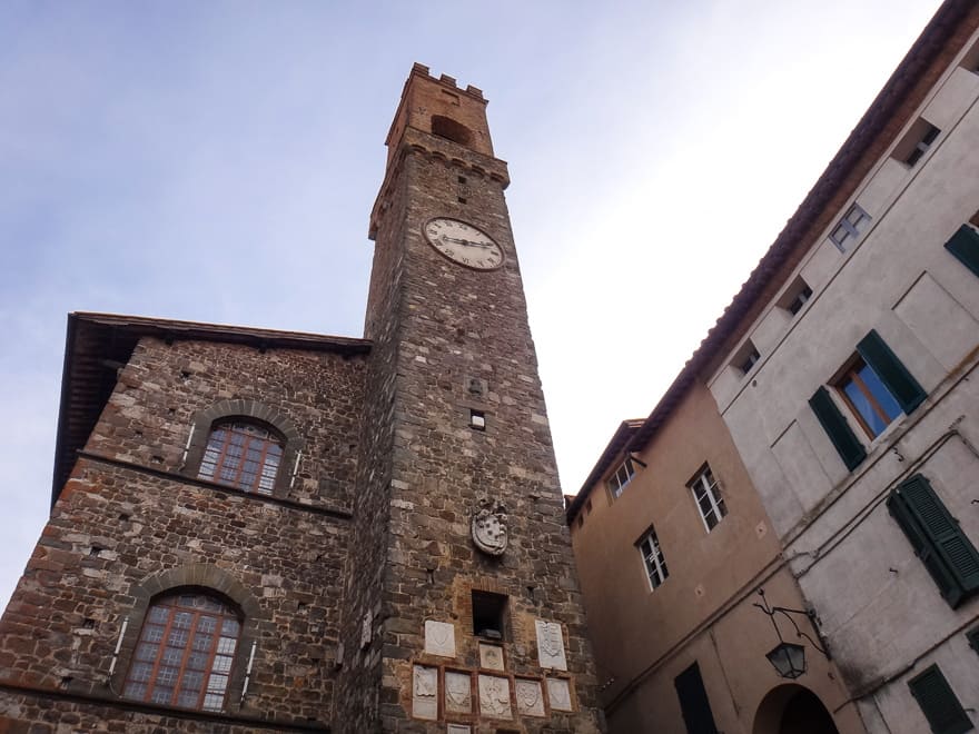 o que fazer em montalcino torre relogio - O que fazer em Montalcino [8on8]