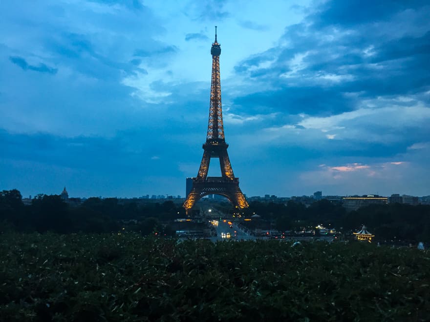 torre eiffel de paris anoitecer - Como visitar a Torre Eiffel de Paris. Dicas para evitar filas e se encantar!