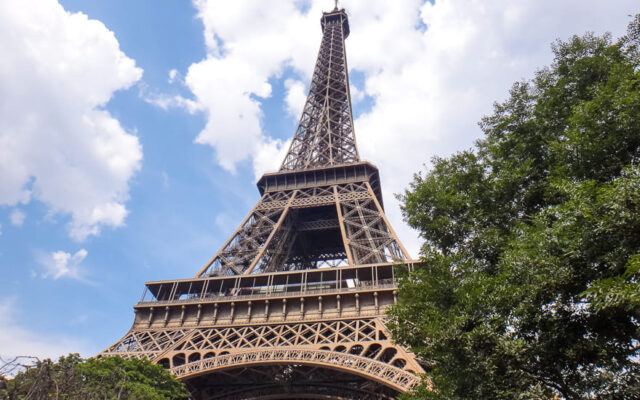 torre eiffel de paris 130 anos