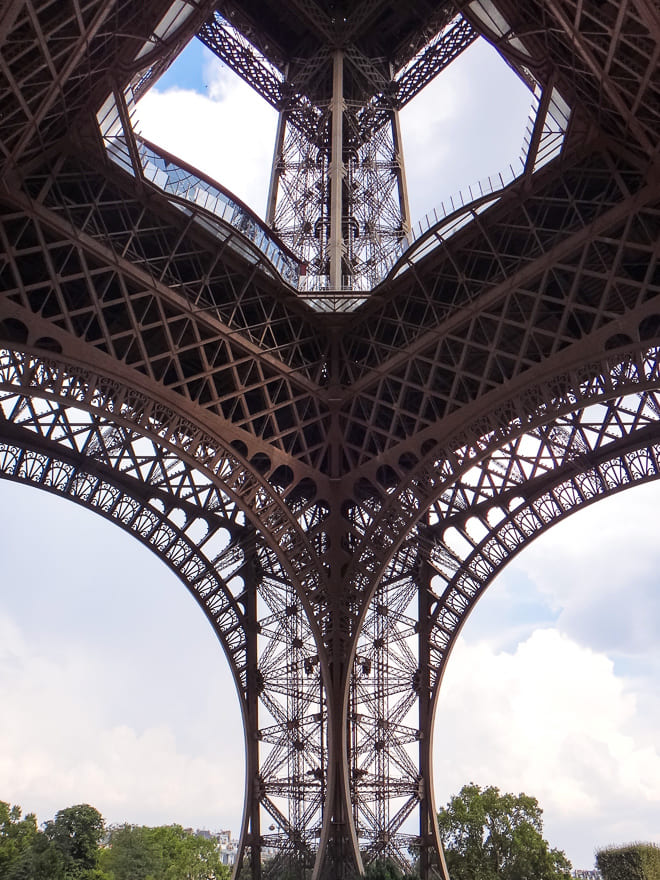 torre eiffel de paris base - Como visitar a Torre Eiffel de Paris. Dicas para evitar filas e se encantar!
