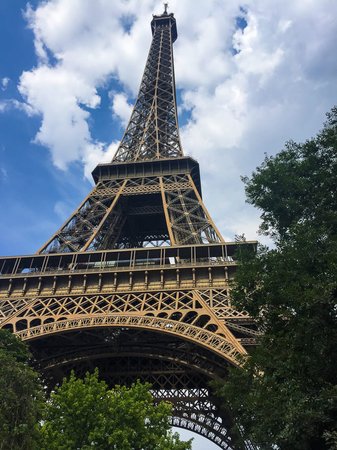 torre eiffel de paris de dia - Torre Eiffel de Paris: 130 anos encantando