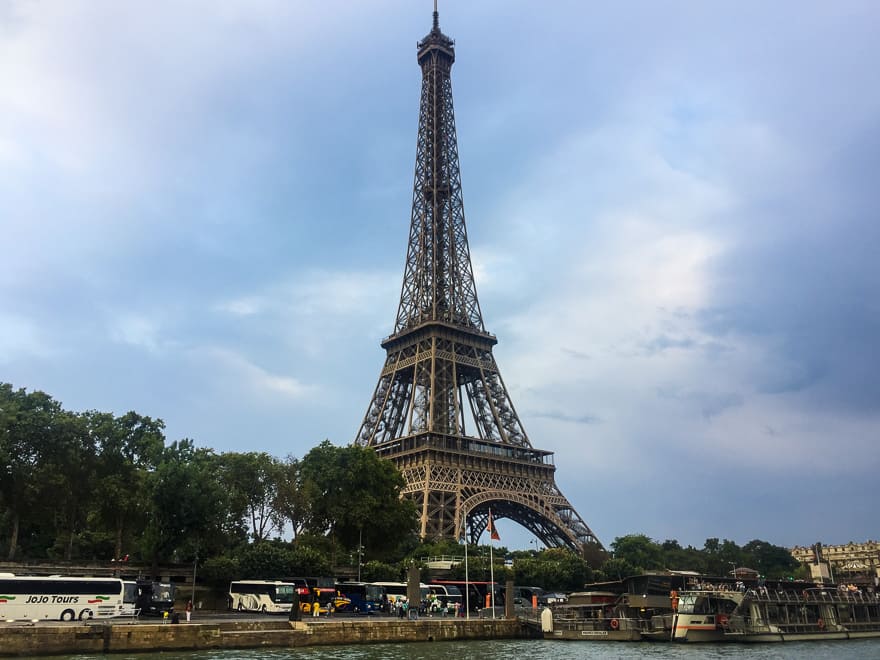 torre eiffel de paris vista passeio barco - Como visitar a Torre Eiffel de Paris. Dicas para evitar filas e se encantar!