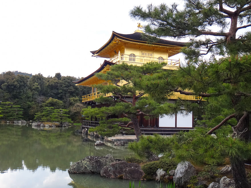 pavilhao dourado em kyoto lateral templo - O magnífico Pavilhão Dourado em Kyoto