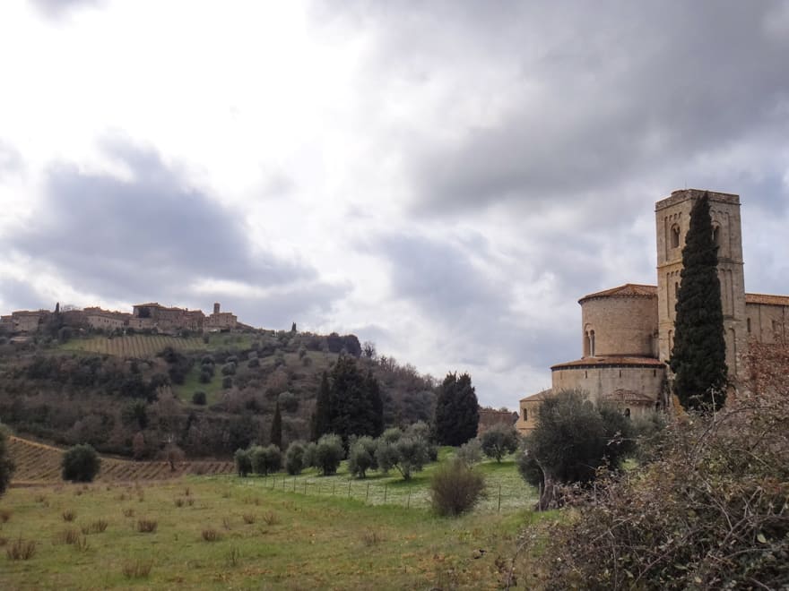 abadia santantimo val d orcia - Abadia de Sant’Antimo na Toscana, um tesouro escondido.