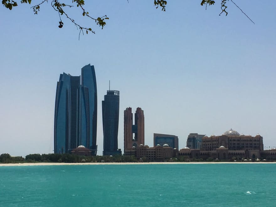 abu dhabi skyline - Roteiro em Dubai: 3 dias nas arábias!