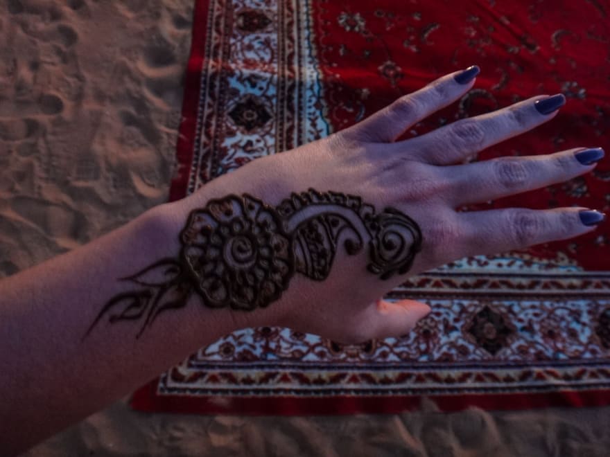 dubai o que fazer tatuagem hena deserto - Safári no Deserto de Dubai. Sol, areia e emoção [8on8]