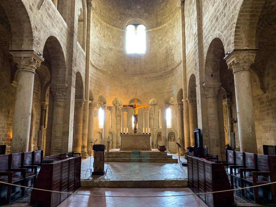 interior igreja abadia santantimo - Abadia de Sant’Antimo na Toscana, um tesouro escondido.