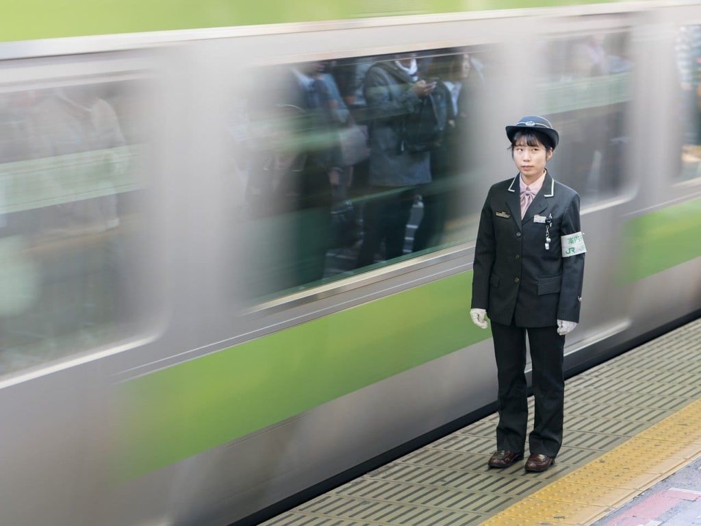 funcionario cia trem 1024x768 - Como andar de trem no Japão? Shinkansen, o trem-bala do Japão