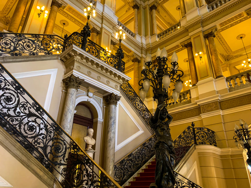 detalhe escadaria bnrj - Visita guiada na Biblioteca Nacional RJ. Da Família Real para o Brasil