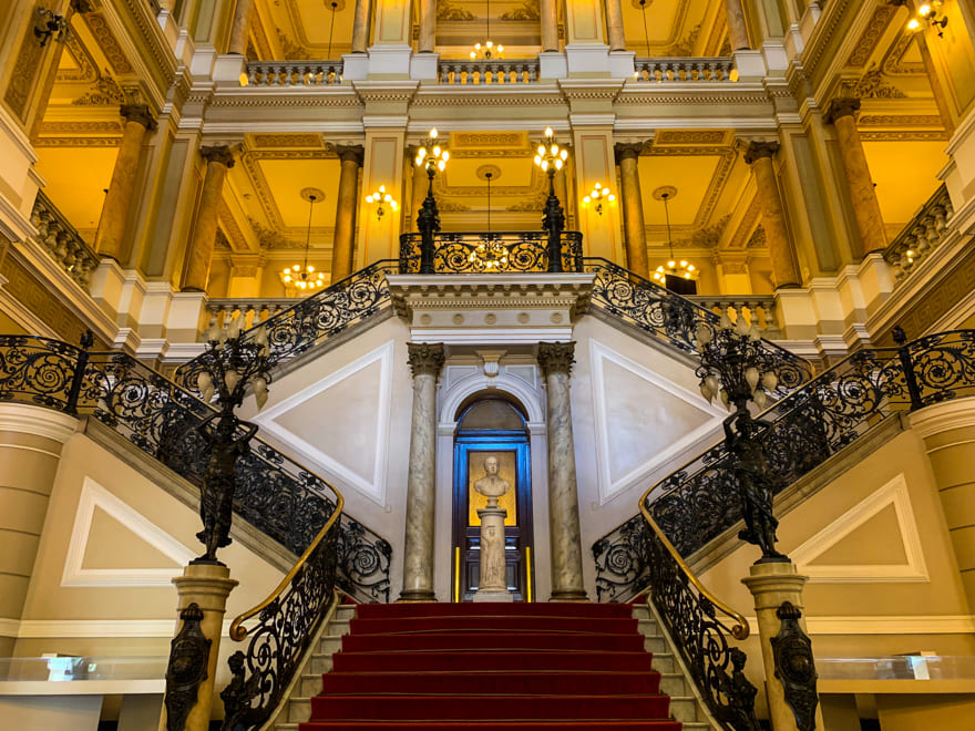 escadaria interior predio - Visita guiada na Biblioteca Nacional RJ. Da Família Real para o Brasil