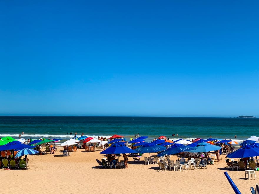 praia de geriba horizonte mar azul - Melhores Praias de Búzios RJ. Top 7 para seu roteiro!