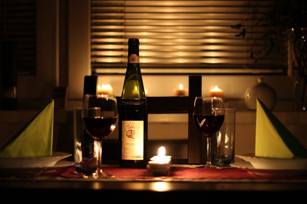 jantar dia dos namorados em casa vinho 1024x683 - Dia dos Namorados em casa: 9 ideias para celebrar na pandemia