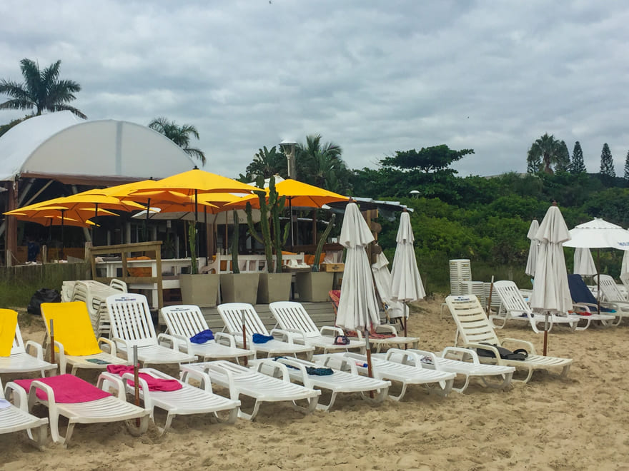 beach club jurere florianopolis - Praias em Florianópolis: 3 sugestões para relaxar e aproveitar [8on8]