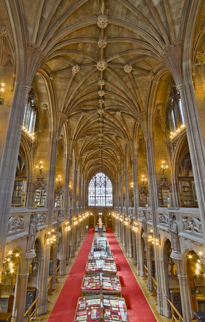 The John Rylands Library 654x1024 - As bibliotecas mais lindas do mundo. Top 12 para guardar!