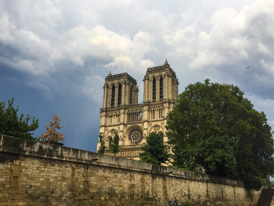catedral notre dame vista do rio sena passeio de barco - Sainte-Chapelle em Paris: a igreja mais incrível na cidade [8on8]