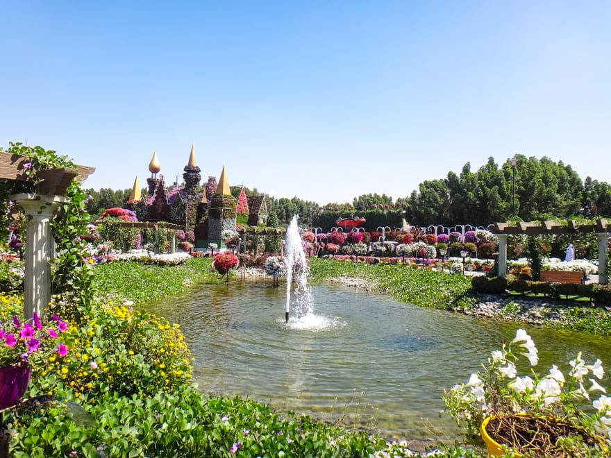 lago chafariz miracle garden dubai - O jardim de Dubai: o lindo e imperdível Dubai Miracle Garden!