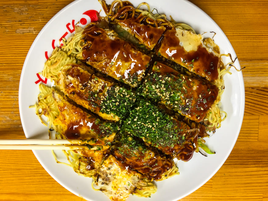 okonomiyake prato comida japonesa - O que fazer em Hiroshima. Super roteiro de viagem de 2 dias